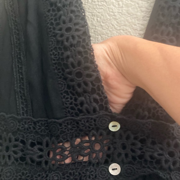 Black low V shape on front and back. - Picture 5 of 6